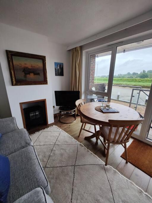 Stunning 1 Bedroom Apartment Over Looking River ライ エクステリア 写真