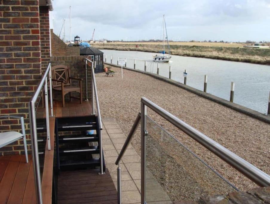 Stunning 1 Bedroom Apartment Over Looking River ライ エクステリア 写真