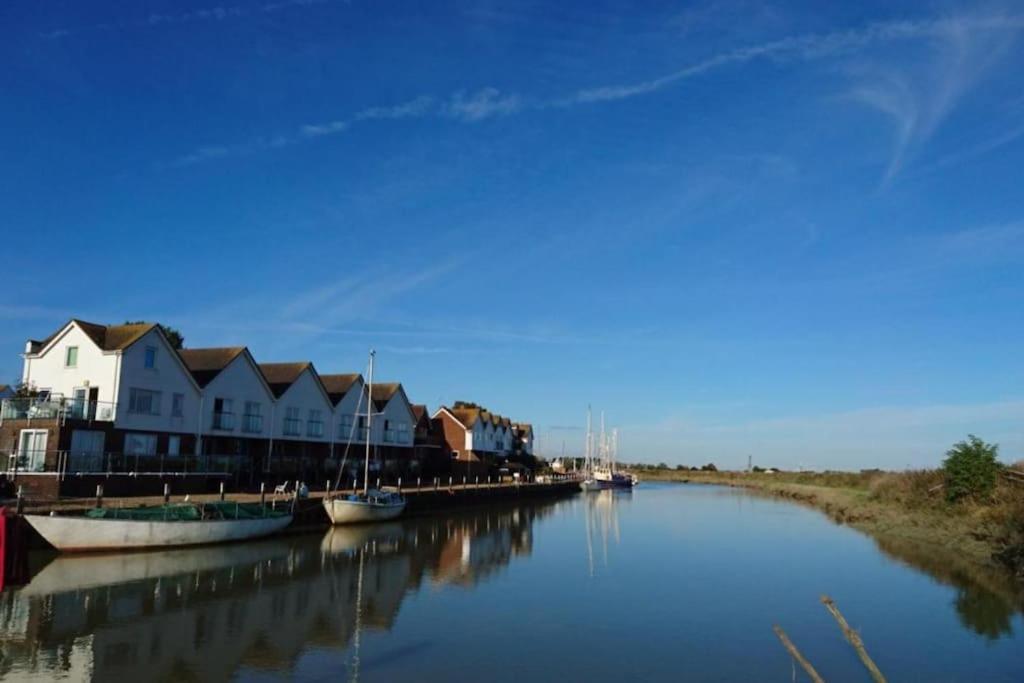 Stunning 1 Bedroom Apartment Over Looking River ライ エクステリア 写真